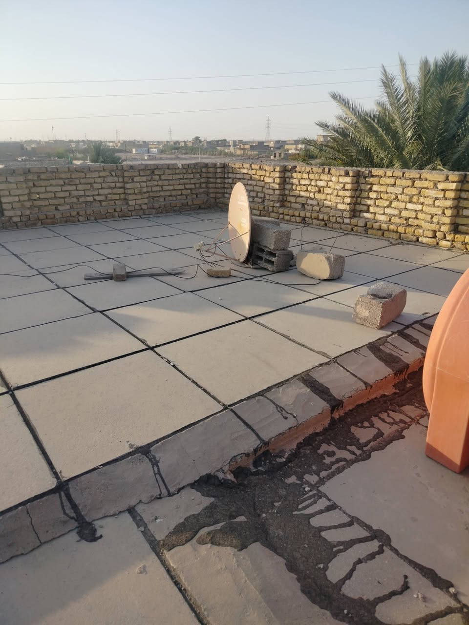 🔷دار سكن للبيع مساحه 646حي الحكيم نزلت بني تميم 
🔷يبعد عن الشارع 400م شارعه 20
🔷يتكون من طابقين 4غرف ثنين جوه واثنين فوك
🔷استقبال ومطبخ وهول وحديقه وكراج
🔷وياه مشتمل يتكون من غرفه وهول ومطبخ 
🔷بناء طابوك وسكف صب بيه بس ضلعين بلوك 
🔷السطحين شتايكر طابو 25 مرقم من بلديه 
🔷 الاستفسار ***********
💸السعر 155وقابل لتفاوض

