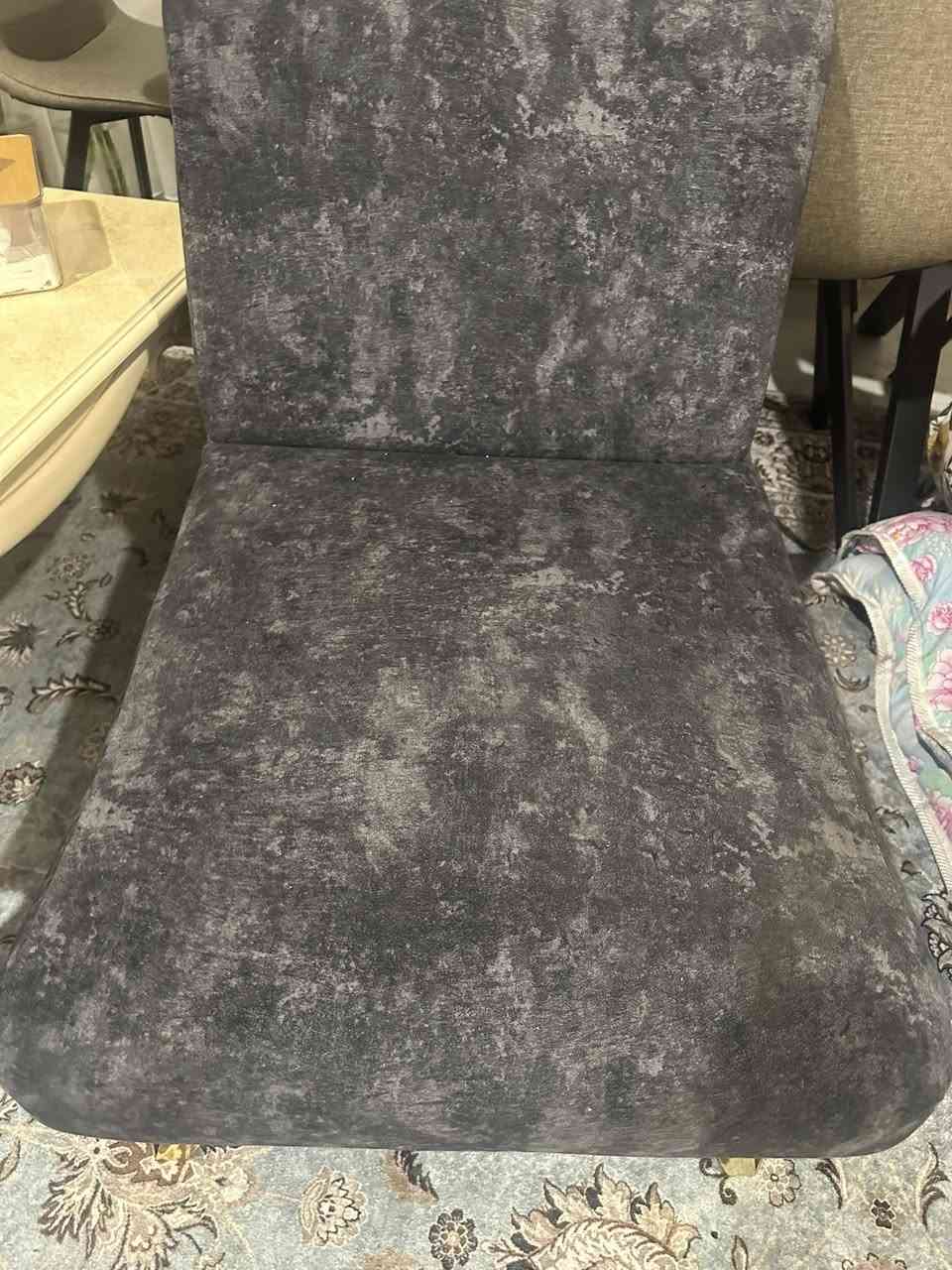 ديوان تركيا المنشاء نظيف جدا جدامع كوشات عدد 5 مقاعد عدد 6 لون رصاصي ماركه معروفه مو عادي السعر المطلوب ٤٥٠ الف لتواصل *********** والطبلات خشب مع شبيه المرمر الوجه ٤٥ الف
