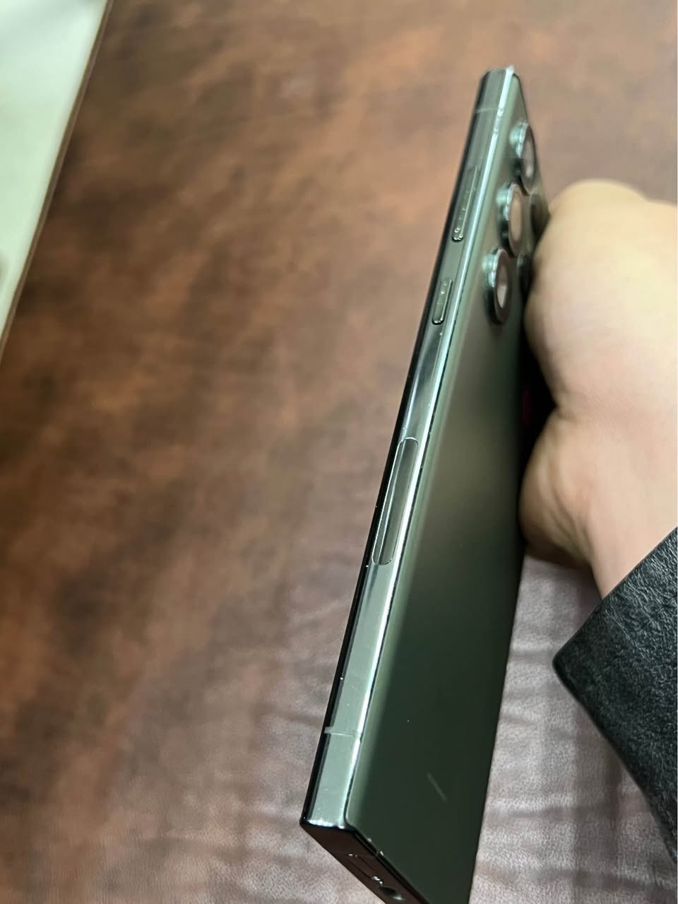 السلام عليكم 
جهاز سامسونك s23 الترا 
ذاكره 512 نص تيره 
امريكي تك سيم كارت
الجهاز نضيف كلش اخو الجديد 
كلشي شغال بي 
مكاني بغداد حي العامل 
رقمي *********** بغداد, العراق
