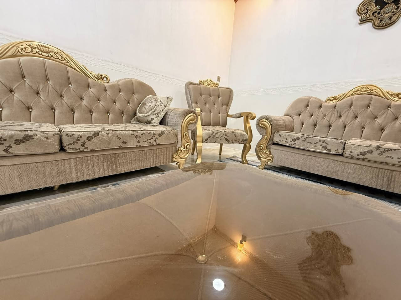 السلام عليكم
تخم تركي ملكي 10 مقعد مع طبله وسطية 

نظافة 90 ‎%‎

الموقع تكريت حي القادسيه 

للأستفسار ***********
