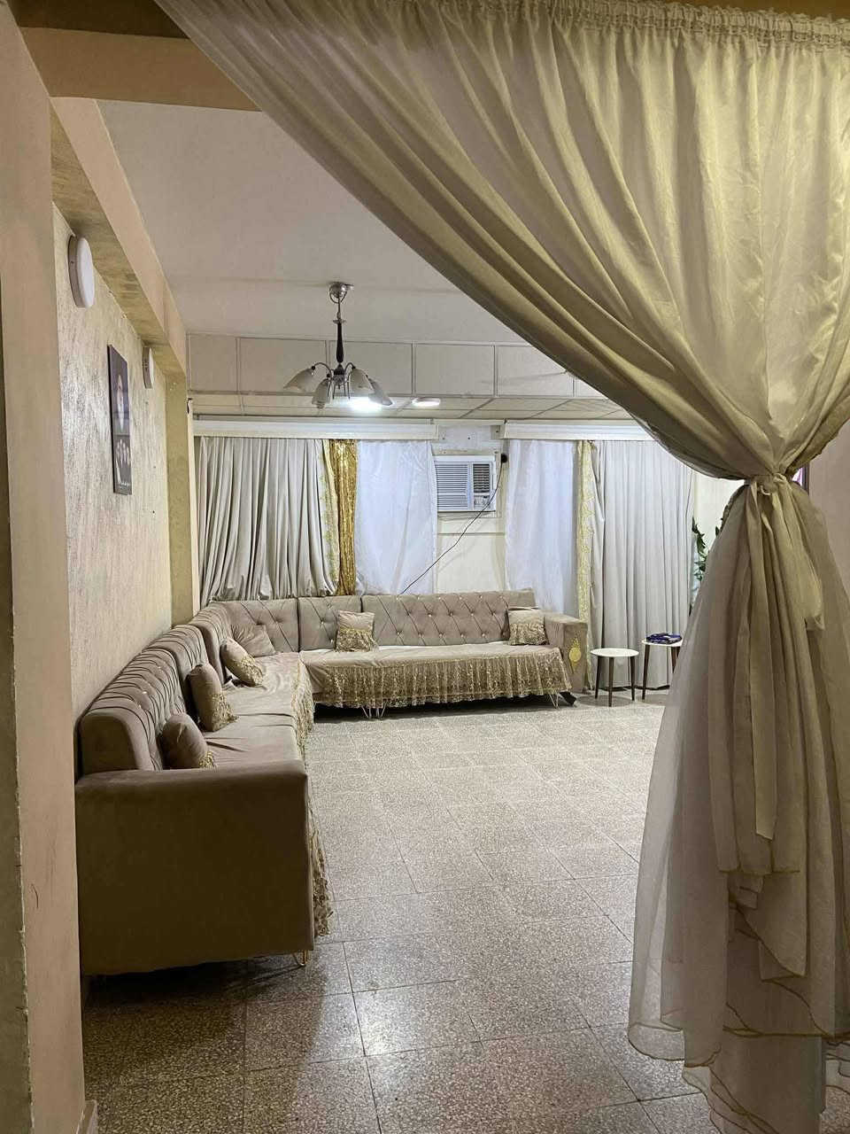 السلام عليكم 

شقه للبيع مجمع كص وسويلم طابق اول فوق الارضي 
مساحة 120  نضفته 100% 
 3 غرف نوم ومطبخ وصحيات واستقبال كهرباء 24 ساعه مستمره
مصفرره ماء وكهرباء ومكان مميز عماره 3 بل حمر

للاستفسار ***********
