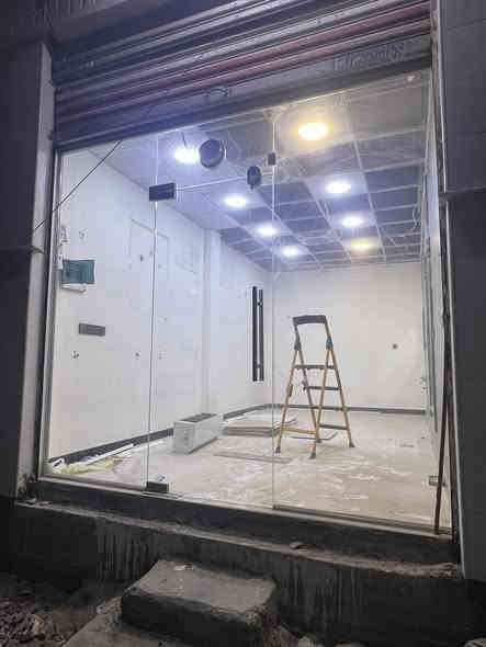 جام خانه للبيع.                                                                                العنوان بغداد العبيدي 
رقم الهاتف ***********
الارتفاع : 260 سم 
العرض : 285 سم 
السعر 300 وبيها مجال 
النظافه 100‎%‎
