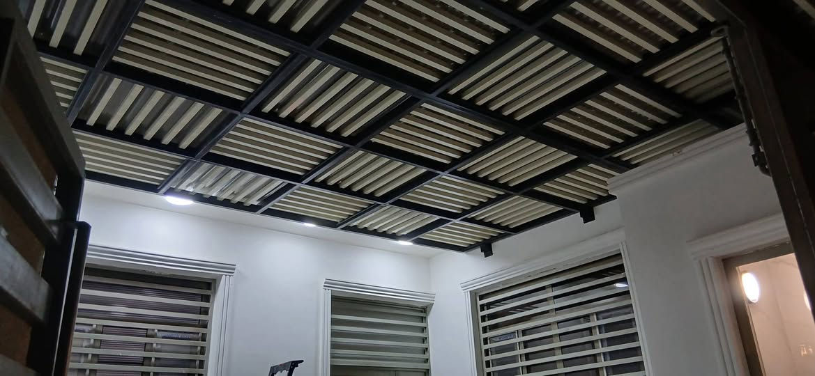سقائف الحديثة العصريه حسب المقاس نعمل بكل احترافيه حدادة عامه ابواب قاصه شبابيك امحجرات سقائف كيسبان سقائف سطح جينكو درج دائري طوارئ حسب الطلب رقم الهاتف 📱 ☎️ ***********
