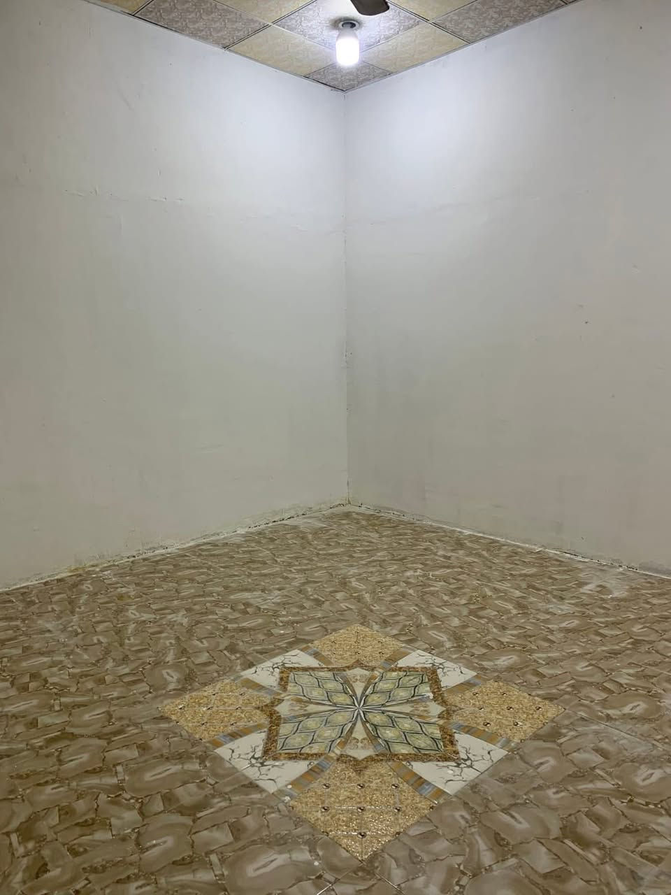 بيت للايجار طابقين 
القبله حي موسى الكاظم 
قرب مستوصف السوك الكبير
المساحه 108م
يحتوي على 3 غرف منام واستقبال وصالتين ومطبخ حار وبارد وصحيات داخليه وخارجيه خزانين ماء حلو وماء اسالة البيت تشطيب جديد مجهز كامل البيت مطل على خدمات 
الايجار 600 الف نهائي ***********
