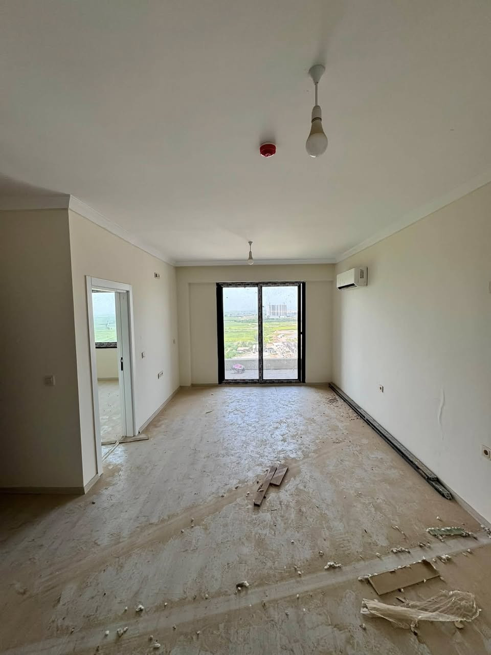 شقه للبيع بسعر مناسب في 🏢
مجمع سن تاورز ✅
مساحة شقة 75م غرفة صالة واجيهة خارجي 
غرفة نوم+ استقبال+مطبغ+بالكون+حمام🏢
الاستلام فوري شقة طابق 13✅
🏢  نقد 🏢
بيها سباليت  😍
الموقع طريق بحركة بين طريق 120 متري و 150 متري قرب مرور-أربيل 
للاستفسار الاتصال علي ✅
الأرقام التأليه 
***********
وتساب wa.me/9647503392722🏢✅

