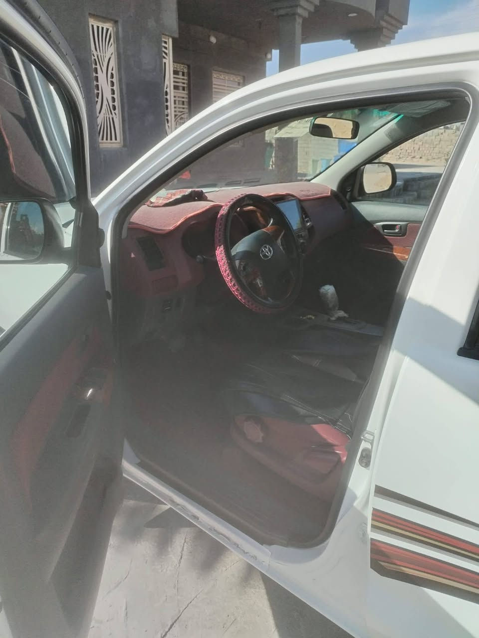 تويوتا هيلوكس موديل 2014 سياره نضيفه مكان الأنبار الكرمه السعر 210وبيها مجال ***********
