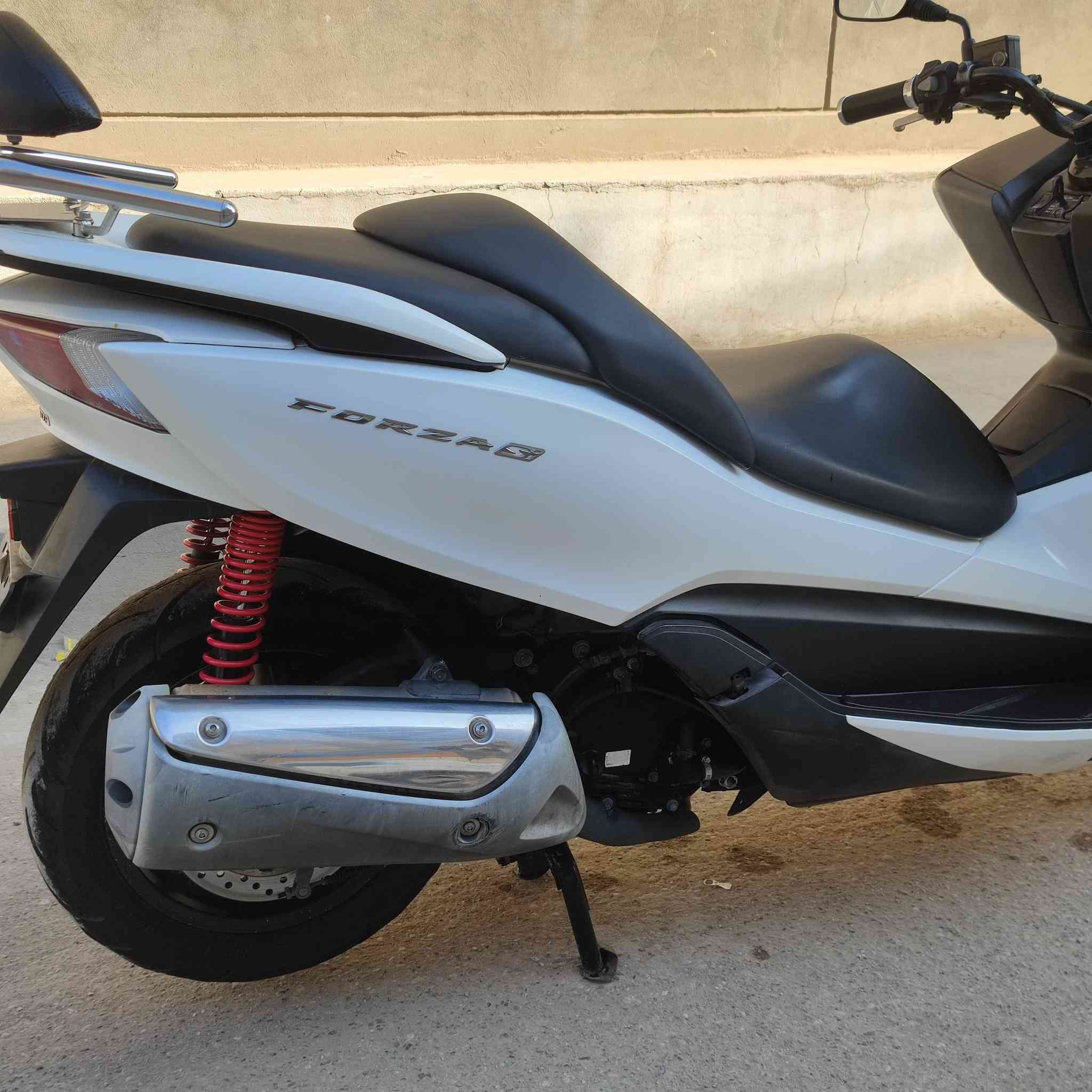 السلام عليكم اخوتي الطيبين دراجه فورزه MF-12 مواصفات Si دراجه بل كارتون تايرات الشركه ماشيه 9 الف حقيقي كريستال 
إخوتي الدراجه بحاله الوكاله شرط الفحص مكاني بغداد الاستفسار عله الرقم ***********
