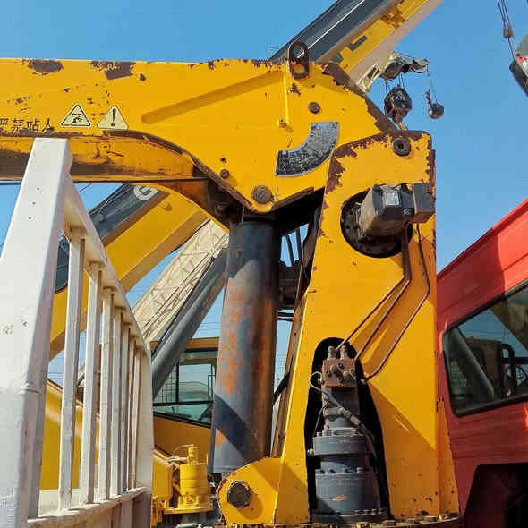 السلام عليكم كرين هياب صيني 12طن دخول جديد منفيس بصره موديل 2012 اصل مكفول كفاله عامه السعر 350000$  يعني تلاثه ونص للاستفسار الاتصال علا الرقم ***********
