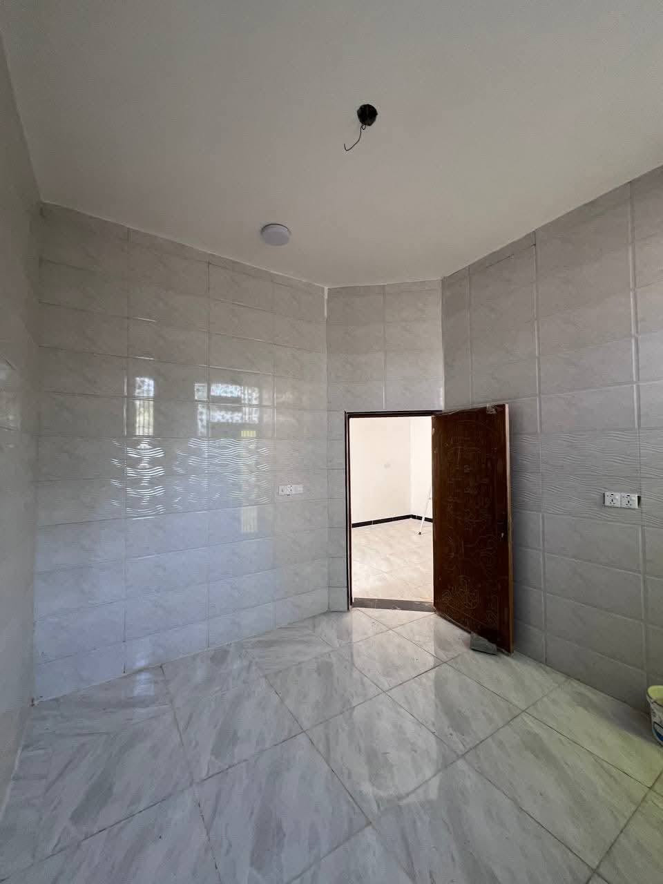 دار سكن البناء حديث 🏠
المساحة 100م

ملك صرف زراعي عراقي نموذج 25

البصرة - ابي الخصيب - ابو كوصرة 

#يحتوي :: طارمة . صحيات خارجية 

صالة . مطبخ . استقبال . غرفتين منام 

مناور خلف البيت . صحيات داخلية 

الدار على شارع #تبليط 10م

#السعر :: 65 مليون قابل للتفاوض

ماء كهرباء مدارس انارة منطقة مخدومه بشكل 

#للأستفسار :***********
