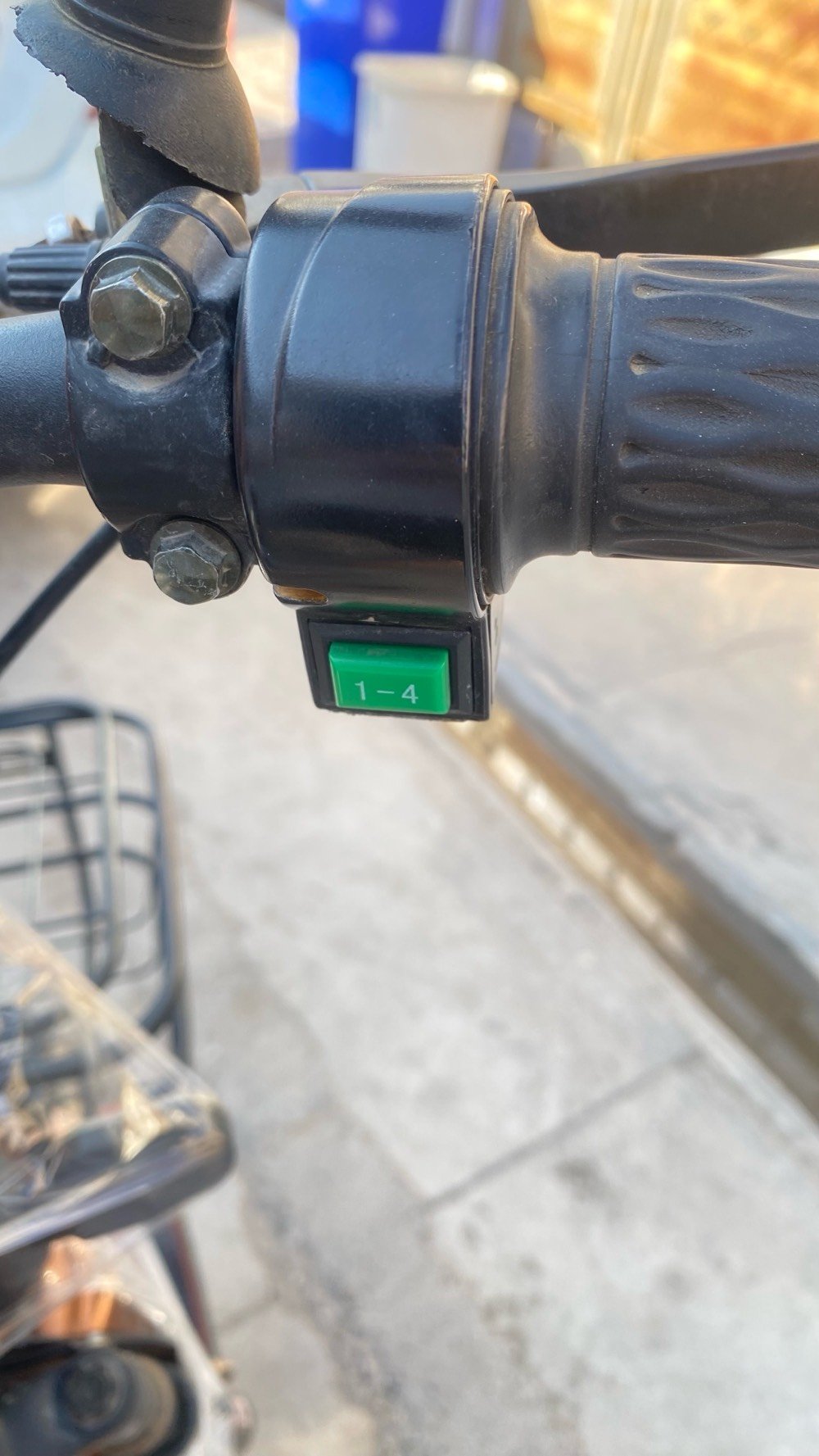 دراجة كهربائية جديدة ومغلفة، تتميز بتصميم عصري متين ولون بني مع شاشة رقمية، وطاقة محرك 1000 واط لتوفير أداء قوي ومسافات طويلة دون الحاجة للوقود. مثالية للتنقل داخل المدينة بسهولة وراحة.