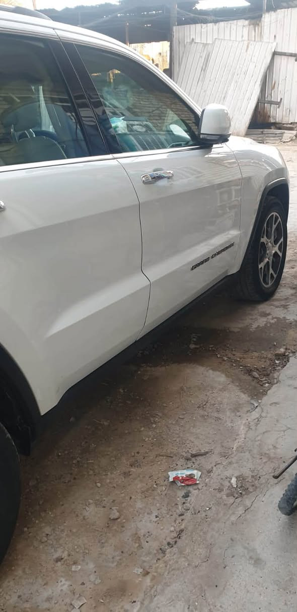 جيب موديل ٢٠  خليجي
لمتد  ومعروفه مواصفات اللمتد 
حساسات امامي خلفي 
مرايات شفط 
شاشات ٣ 
بانورما 
بيه ضربه بالبنيد وموضح بالصوره 
وبيه  ضربه بالباب الايسر  خفيفه ( طعجه ) تصلح ع البارد 
السعر  والسياره موجوده شوكت مايجي يشوفها 
والسعر ٣٠ وقابل للتفاوض 
رقم بغداد  والسياره باسمي


**إذا كنت صاحب هذا الإعلان وتريد حذفه لأي سبب، رجاءا أرسل رسالة إلى الدعم الفني**