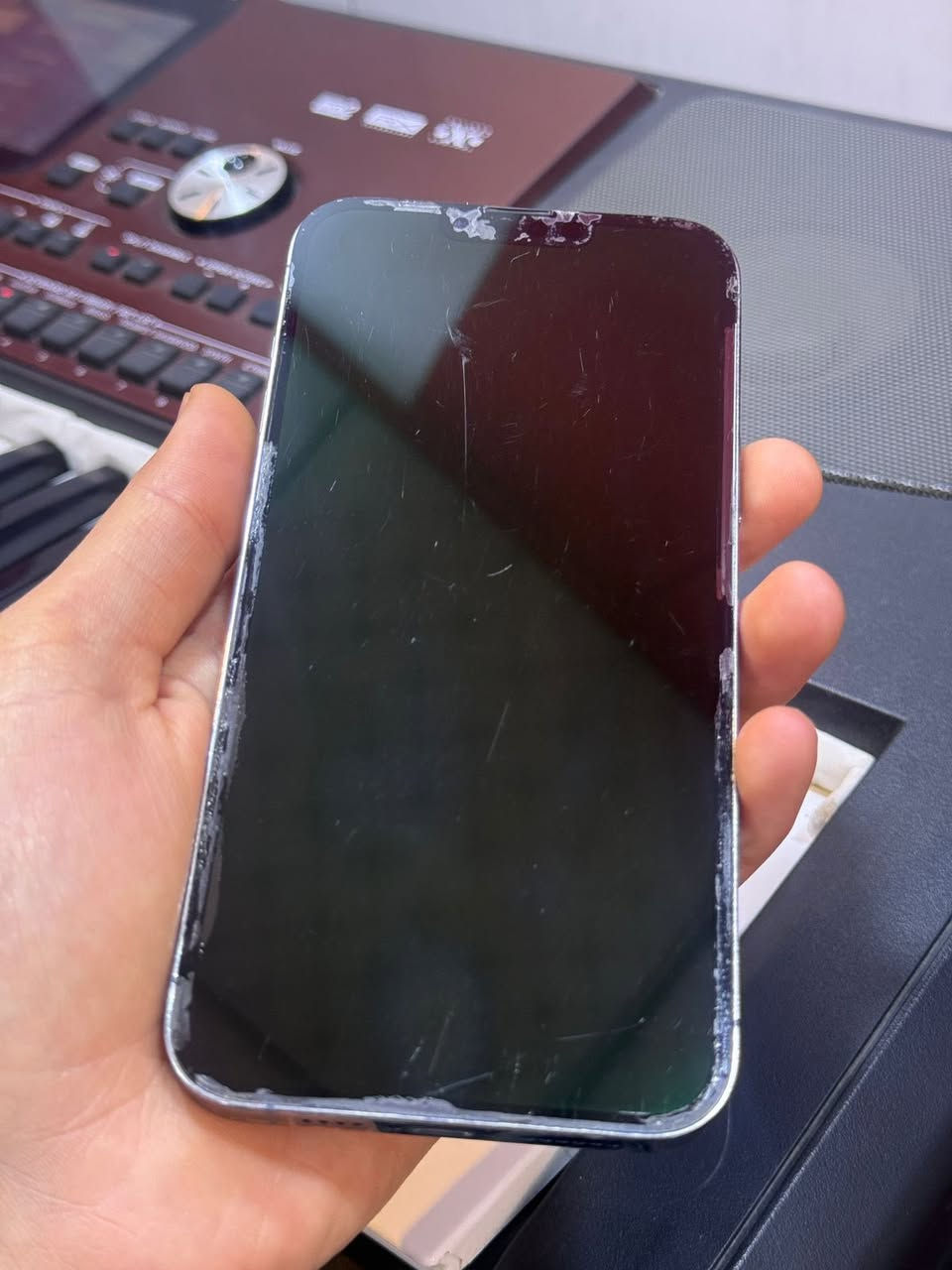 سلام عليكم

ايفون 13 برو ماكس ذاكره 512
 بطاريه مبدله اصليه
كامرات مبدله اصليه مال تفصيخ
وضهر مبدل 

شاشه مالته الاصليه فيس ايدي شغال

التلفون ماستر كارتونه مالته موجوده 

رايده ب 450 وبي مجال بسيط 

مكاني بغداد حي اور للاستفسار اتصل ***********
