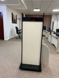 عندنا ستاندات للبيع بسعر مناسب و جوه السوق 💯 اتصلوا على رقم 0770089863...