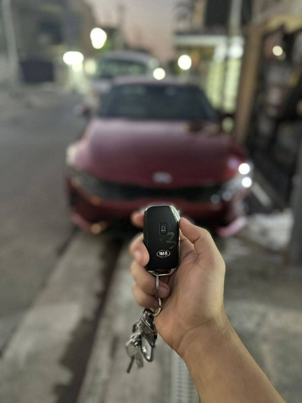 🚗 للبيع — كيا K5 موديل 2021 🚗
السلام عليكم

🔴 اللون: ماروني
🔴 الفئة: LX5
🔴 رقم بغداد — حرة

✨ المواصفات:
• محرك 1.6L تيربو
• ردايتر وكالة بعده
• محرك وكير على وضع الشركة (ممفتوح)

🛡️ أنظمة الأمان:
• 5 رادارات (نظام أمان متكامل)
• تحديد مسار + رجوع تلقائي للمسار
• نظام قيادة شبه ذاتية (LFA)
• مانع اصطدام أمامي وخلفي مع كبح طارئ
• تنبيه النقطة العمياء + حركة المرور الخلفية

📸 التقنيات:
• كاميرا خلفية 
• تشغيل بصمة + تشغيل عن بعد
• شاشة كبيرة تدعم Apple CarPlay و Android Auto
• عدادات ديجيتال

🛋️ الراحة والفخامة:
• كراسي كهرباء (تدفئة + تبريد)
• مقود رياضي D-Cut مع تدفئة
• شاحن وايرلس
• إنارة LED كاملة + أوتو هاي بيم
• لايت 4 عدسات
• مودات قيادة (Sport / Normal / Smart / Custom)

📞 : ***********
