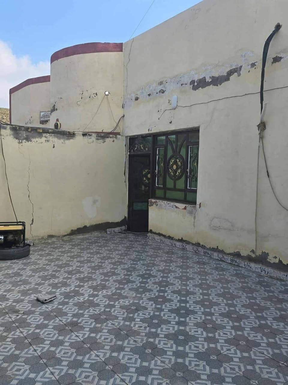 🏠 بيت للبيع – الديوانية / التقية الثالثة – خلف  الفوج التكتيكيي مقابل حسينيه باب الحوائج
📐 المساحة: 160متر
🏗️ نوع السند: طابو زراعي سند 25 (بيه معاملة تطويب)
🏗️ نوع البناء: طابق واحد + بيتونة كبيرة في الطابق الثاني – ، عقاده مسلح

🔹 تفاصيل البيت:
غرفه نوم:  الأولى بمساحة  - الثانية بمساحة - صالة رئيسية بمساحة  - استقبال واسع بمساحة  - مطبخ بمساحة 4×4 - ممرات عدد (3) - مجاميع صحية (داخلية وخارجية) - طارمة كبيرة

في الطابق الثاني: بيتونة كبيرة + سطح بمساحة 160 متر
💡 الخدمات: المنطقة مخدومة بالكامل
 وقريبة من الشارع العام
وأجـهـته  ونـزأأل 

للاتصال او واتساب ***********
