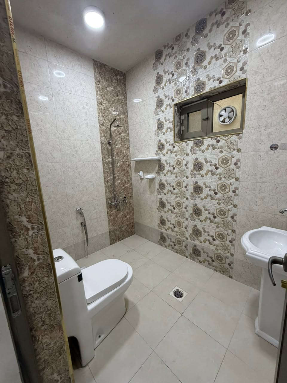 🔴🔴🔴السلام عليكم🔴🔴🔴🔴
🔴🔴 ركن الشباب للعقار 🔴🔴
                 🔴🔴 للبيع 🔴🔴

☑️دار مساحة 100 م
☑️الواجهة 5
☑️يحتوي على 3 غرفم نوم
☑️خدمات عدد 2
☑️استقبال
☑️مطبخ
☑️هول حولي 
☑️بناء 2021
شارع 10
الموقع حي الاعلام حي الشباب   المربع الذهب قرب سوق اميمة 
للاستفسار الاتصال 
احمد العزاوي 
☎️☎️☎️☎️☎️
***********
