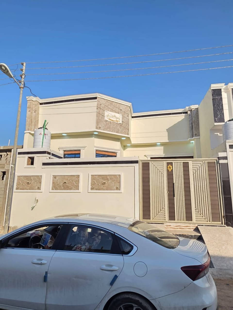 #اسعد_الله_أوقاتكم_بكل_خير

دار سكن للبيع ⛪️ بسعر بلاش 
بيت حلوه ومرتب

#مساحة لبيت 160متر  بناء حديث بعده بل جيس

#يحتوي البيت على غرفتين نوم 
و ديوان 
و صاله 
و مطبخ 
و صحيات داخلي و خارجي و كراج سياره 
بيت كلش مرتب 

كافه الخدمات متوفره 

#جنس_العقار :: طابو صرف زراعي بأسم عراقي سند ٢٥ 

البيت علا شارع  10 متر 🛣️

#العنوان البصره حمدان طريق سيد حامد قرب مدينة الاندلس السكنيه

سعر  لبيت 85 مليون  و بي مجال 
#للاستفسار الاتصال على الهاتف 📞📳
📳((***********
*********** البصرة, العراق
