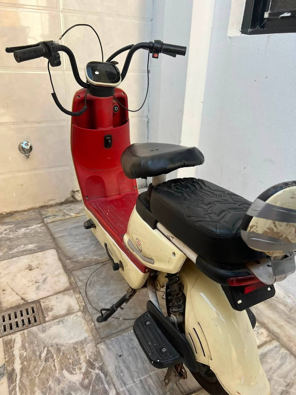 دراجه شحن للبيع حجم 14 الدراجه نضيفه و البطاريات كلش نضيفات لا منتفخات ولا شي كلشي مابيهه الدراجه كل نقص مابيهه الإشاير تشتغل أناره محيطيه بيهه 3 نمر الدراجه كلشي شغال بيهه فقط نقص سيم مال بريك الأمامي فقط البريك الخلفي شغال الدراجه هورن لايت عالي ناصي شغال سعرهه 175 وبيهه مجال عنوان بغداد مدينه الصدر الرقم ***********
