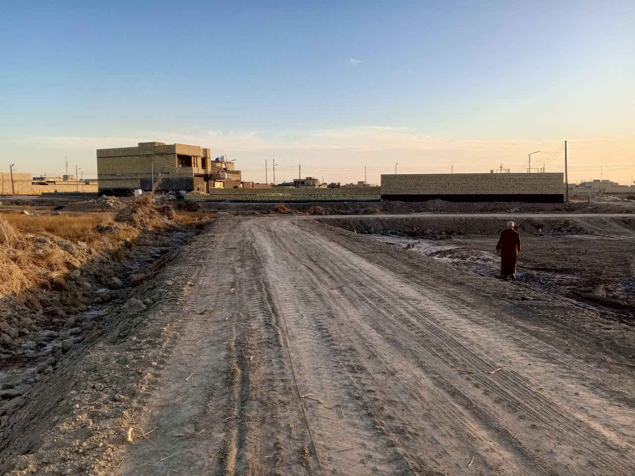 سلام عليكم /قطعه زراعي للبيع المساحة 165 الموقع حي المهندسين قريب علئ الشط وشارع الصبابه وقريب علئ حولي خنيطله واجهة 10 ونزال 16.5 متوفر خدمات السعر 17 مليون للاستفسار ***********
