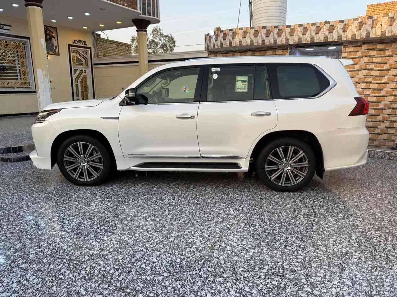 السلام عليكم 
السعر ((600$))وبيها مجال للشراي 
***********
***********
للبيع او المراوس LX_5.7 لكزز موديل 2016 رقم اربيل  هزه وسنويه لغايه 2031 تحويل ثاني يوم مكفوله كفاله عامه من الضربه والصبغ والتبديل والبارد وشخط ماشيه 88 الف حقيقي فول مواصفات 1/1 تخم تاير اصلي ياباني حداديه جديده مكينه وكير شرط السياره جديده بمعنى الكلمه استخدام شخصي للاستفسار الاتصال على الرقم التالي
المكان ذي قار/مركز المحافظة
