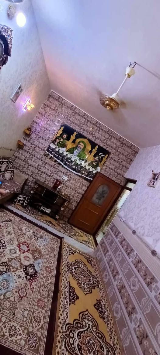 تريدلك بيت حسينيه لزوار هذا العرض مناسب الك (الشارع مبلط بلكامل)
اهالي بغداد والمحافظات اصحاب المواكب والخدمه الحسينيه ومابقى شي لمحرم اقرالي تفاصيل البيت واذا عجبك اني بخدمتك عالسعر ماتطلع الا وانت راضي باذن الله

التفاصيل:
دار طابوق جمهوري للبيع - طريق طويريج (قرب قاعة الشمس)
المواصفات العامة:

المساحة: 100 متر مربع.

الأبعاد: الواجهة 7.5 متر × النزال 13 متر.

نوع البناء: طابوق جمهوري (طابقين).

نوع السند: سند 25.

السعر: 115 مليون دينار عراقي (مع مجال ).

تفاصيل الطابق الأول:

غرفة نوم واحدة.

استقبال.

مطبخ، منور، وطارمة.

صحيات داخلية وخارجية.

(النواقص: واجهة البيت الخارجية فقط).

تفاصيل الطابق الثاني:

غرفة نوم واحدة.

مجاميع صحية وسطح.

الموقع والخدمات:

العنوان: كربلاء - طريق طويريج - عمود 128 (جهة سايد الخروج).

البعد عن الشارع العام: 50 متر فقط (موقع ممتاز لخدمة الزوار).

المعالم القريبة: قرب قاعة الشمس للمناسبات، وقرب صيدلية الواهب.

الخدمات: كهرباء، ماء، مجاري، والشارع تبليط بالكامل.

للتواصل والاستفسار:

واتساب: ***********

ملاحظة: المراسلة عبر الواتساب فقط، نعتذر عن استقبال الاتصالات المباشرة.
