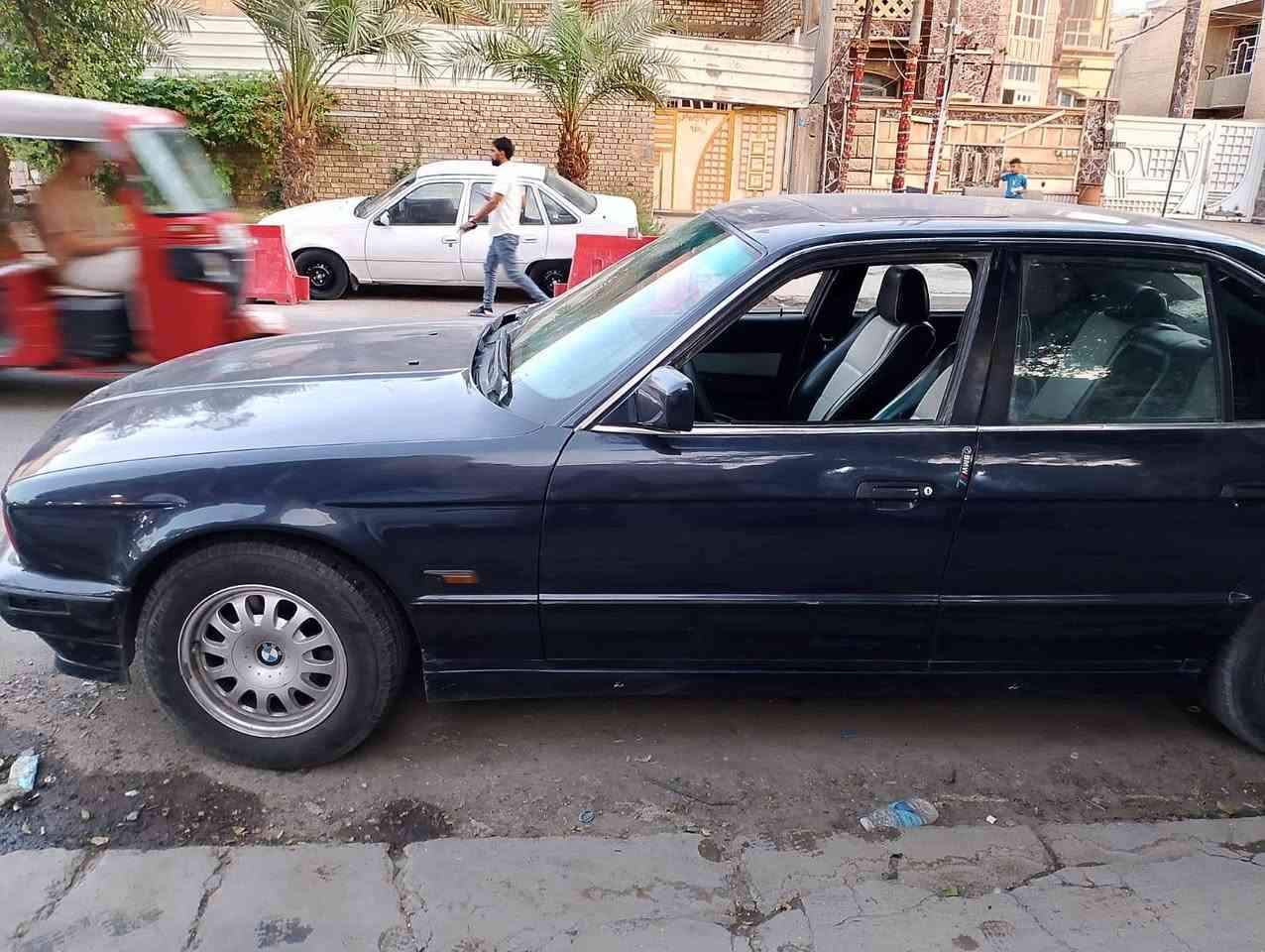 السلام عليكم
بي ام دبليو 1990 للبيع 
كير اوتماتيك. تبريد يراد بس غاز . محرك خير من الله
السياره باسمي 
رقم انكليزي
السعر 55$ 
للتواصل الرقم ***********
