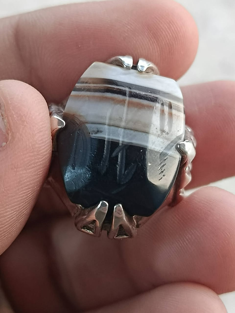 جزعه يمانيه قديمه
وزن الخاتم 23 غرام 
قياس 24 
***********
الامين الثانيه /بغداد
