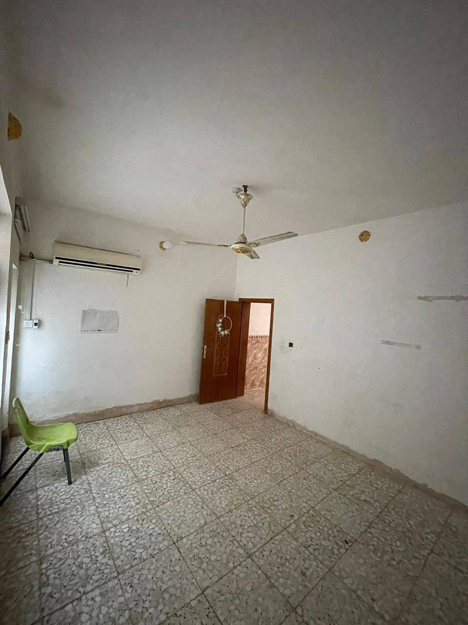 على بركة الله
بيت للبيع 
مساحة 100 م 
كربلاء - حي السلام - قرب محطة الغاضريه 
طابق ونص غرفتين نوم وحده فوك وحده جوه صاله استقبال مطبخ من ظمن الصاله كراج سياره وسطح وحمامات داخليه وخارجيه 
للاستفسار اتصل على الرقم *********** 
ايضاً واتساب فعال
