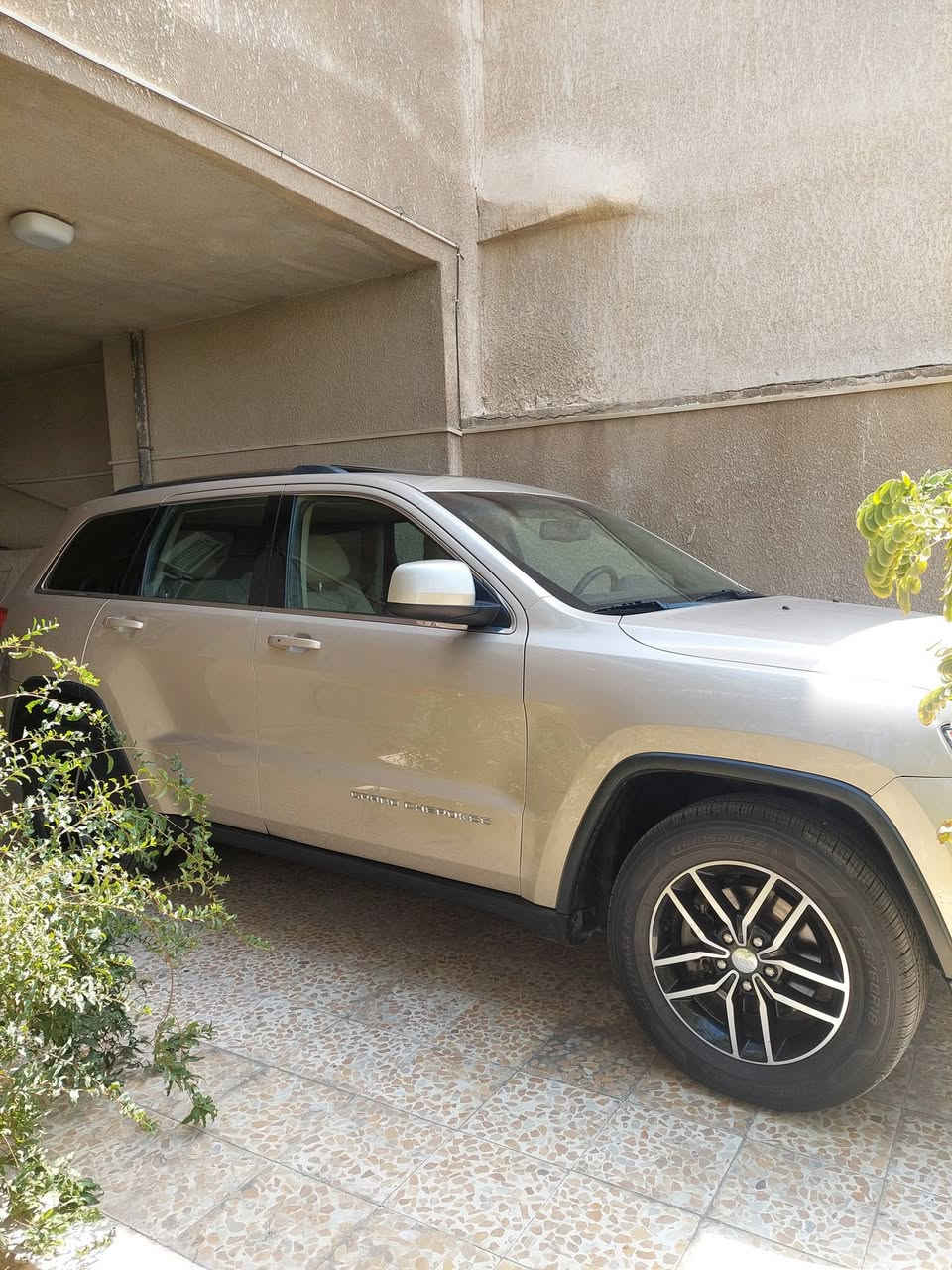 جيب كراند شيروكي لاريدو 2014
١.فتحه
٢.جنطة كهرباء
٣.فور ويل 4×4ثابت
٤.تدفئه مقاعد اماميه وخلفيه وستيرن
بقيه مواصفات عادية معروفه شاشة صغيرة
ماشية 141 الف كيلو متر
سيارة حلوة وناصبة لون ذهبي مميز
بدون صبغ فقط بارد مأشر بالمنشور وتكحيل 
وخدوش باب عكس سايق
سعر ٢٠٥ وبيها مجال 
رقم للتواصل *********** 
مكانها البصرة
