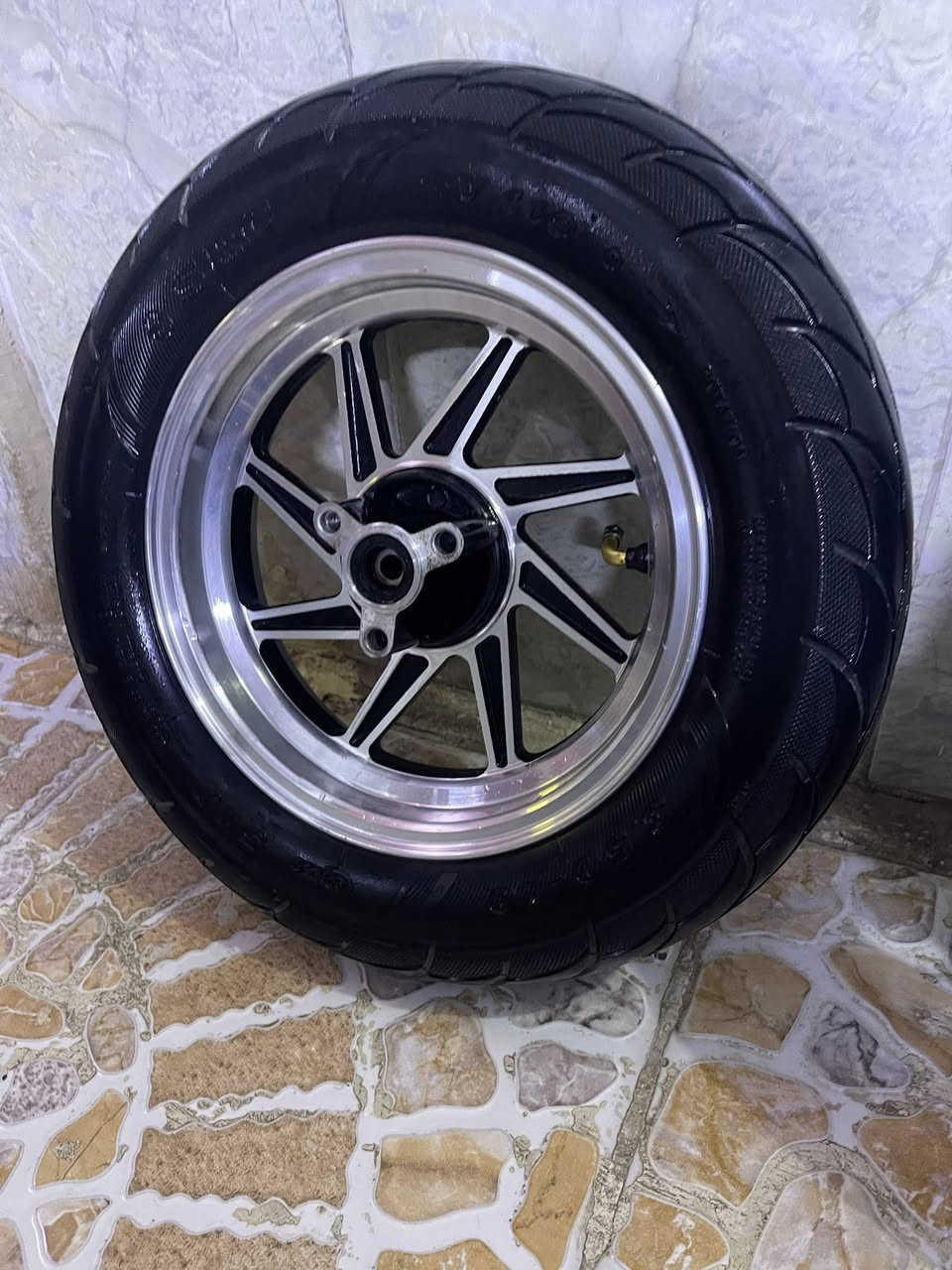 سلام عليكم تايرات ويالة نجمة كروم مال ماكس عدلة لبيع تايرات جدد مكان بغداد حسينية سعر ٤٥ وبيهن مجال ***********
