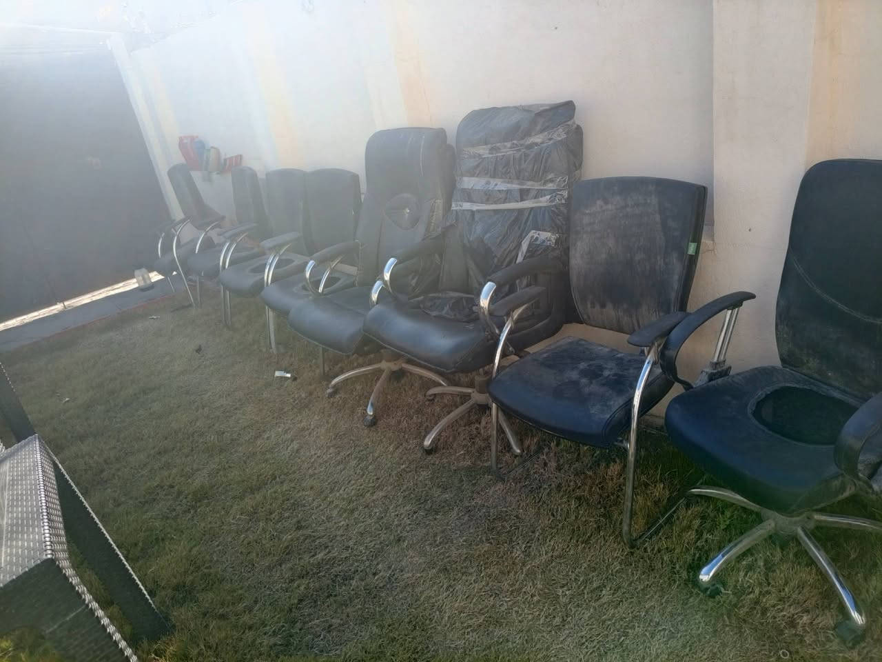 سلام عليكم عندي كراسي وميوزه للبيع عدد 400 كرسي ***********.   ***********
