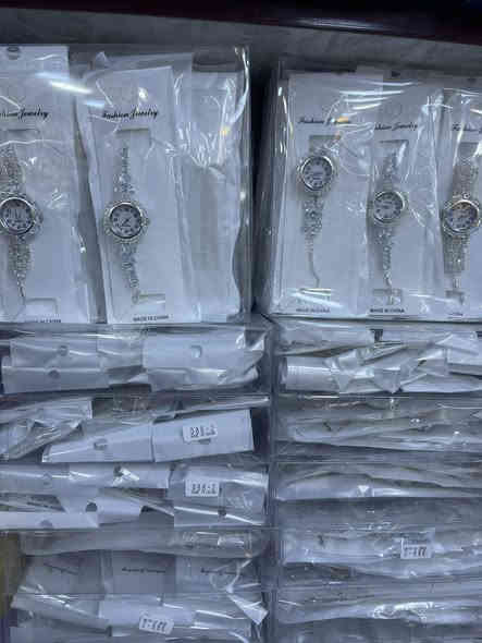 وصول تشكيلة جديدة من الاكسسوارات والحلي بالجملة فقط(درزن)مع التوصيل لكافة المحافظات مع توفر جميع الاكسسوارات السابقة الموجودة بالصفحة والله الرازق الكريم،واتساب*********** العنوان الشورجة بغداد سوق التمن
