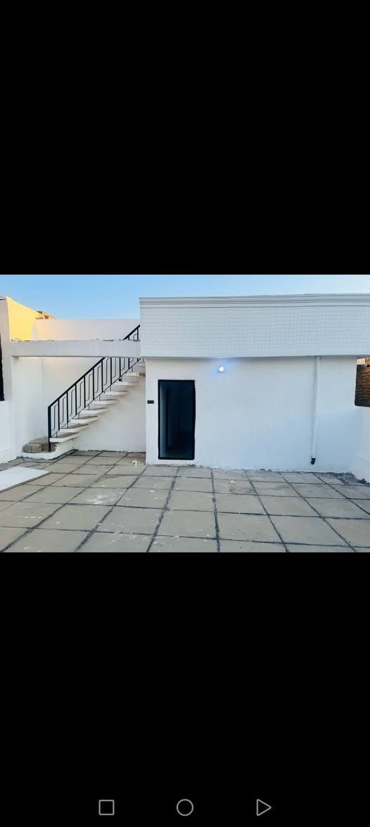 السلام عليكم بيت للبيع مساحة 200متر واجهة 10يحتوي على ثلاث غرفة نوم وصالة وهول ومطبخ  وكراج وحديقة بيت نظيف جدا موقع ممتاز رفاق  الثانية خلف شهداء بياع الاستفسار على هذا الرقم ***********
