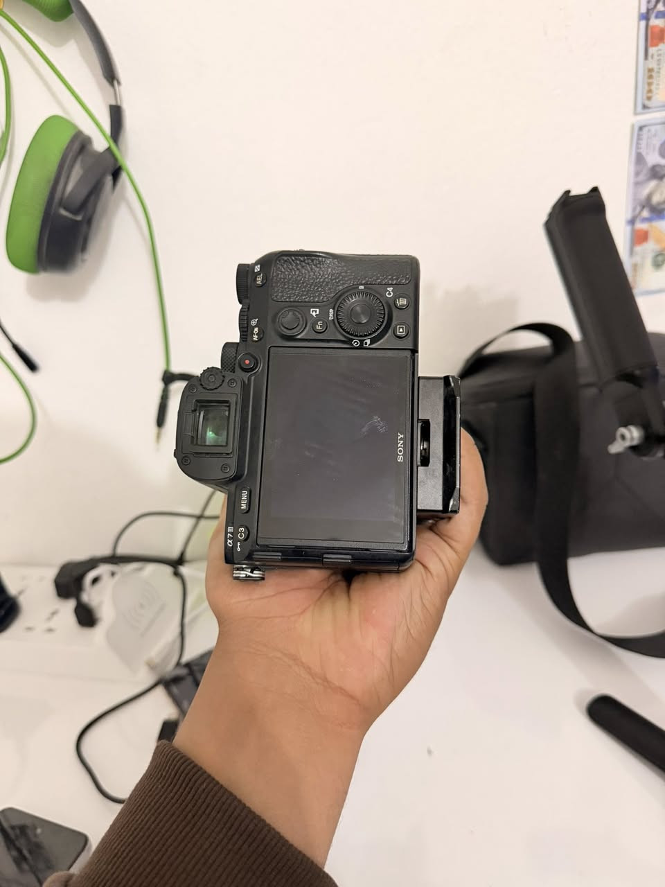 السلام عليكم سوني a7lll  اي سفن مارك ثري مع عدسة 28-70  ملاحظة الشخط في العدسة ممأثرة بكلشي عالفحص 
السعر الأتصال بالرقم ***********
