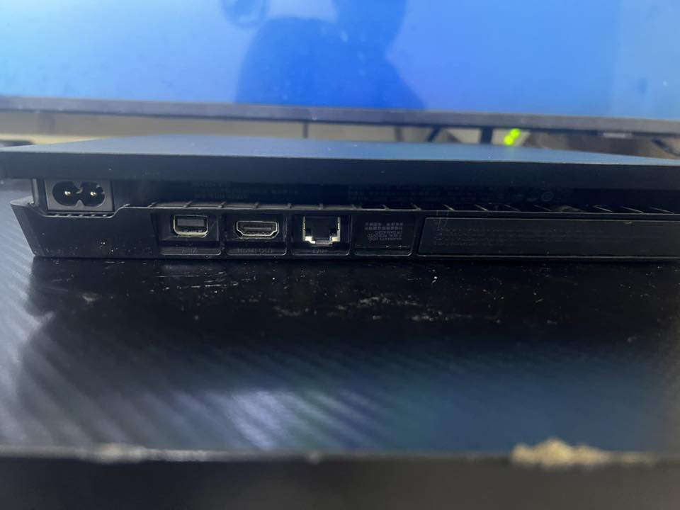 Ps4 
نضيف 90‎%‎ 
مع هارد 1 تيرا 
مع جوستك واحد فقط 
*********** 
للشراء واتساب
