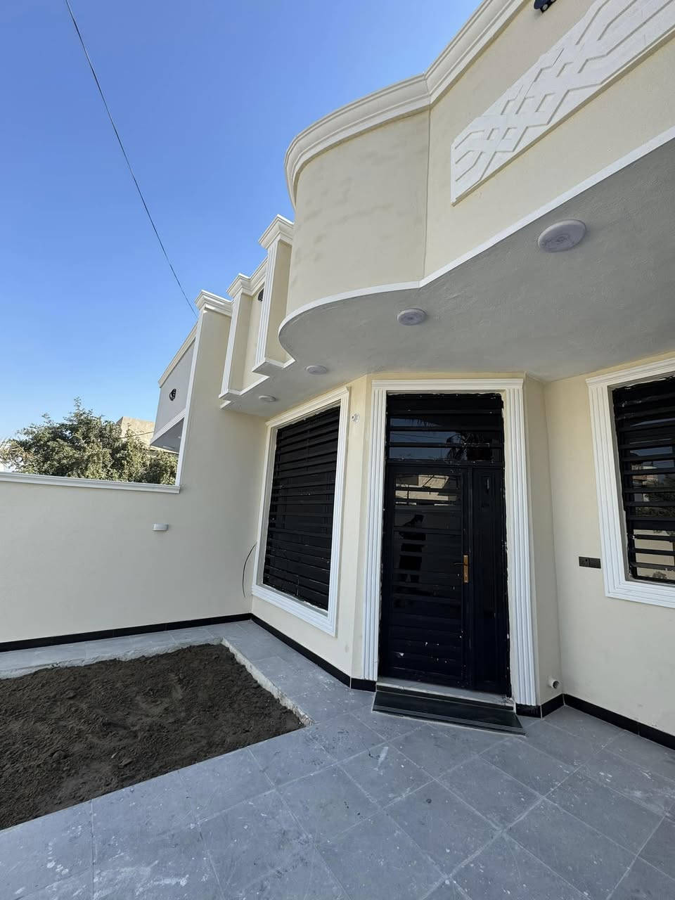 سلام عليكم 
بيت للبيع مساحه 200م
المكان الخماس قرب جامع عتبه شارع ابو ساره ابو الانشائيه يبعد عن الشارع 50 م
يتكون البيت من غرفتين نوم واستقبال ومطبخ ومناور عدد 2وحمامات عدد 2وحديقه 
شغل الماء والكهرباء كله ضمان بناء فول 
علمآ ان البيت اليوم اكتمل 
***********
***********
