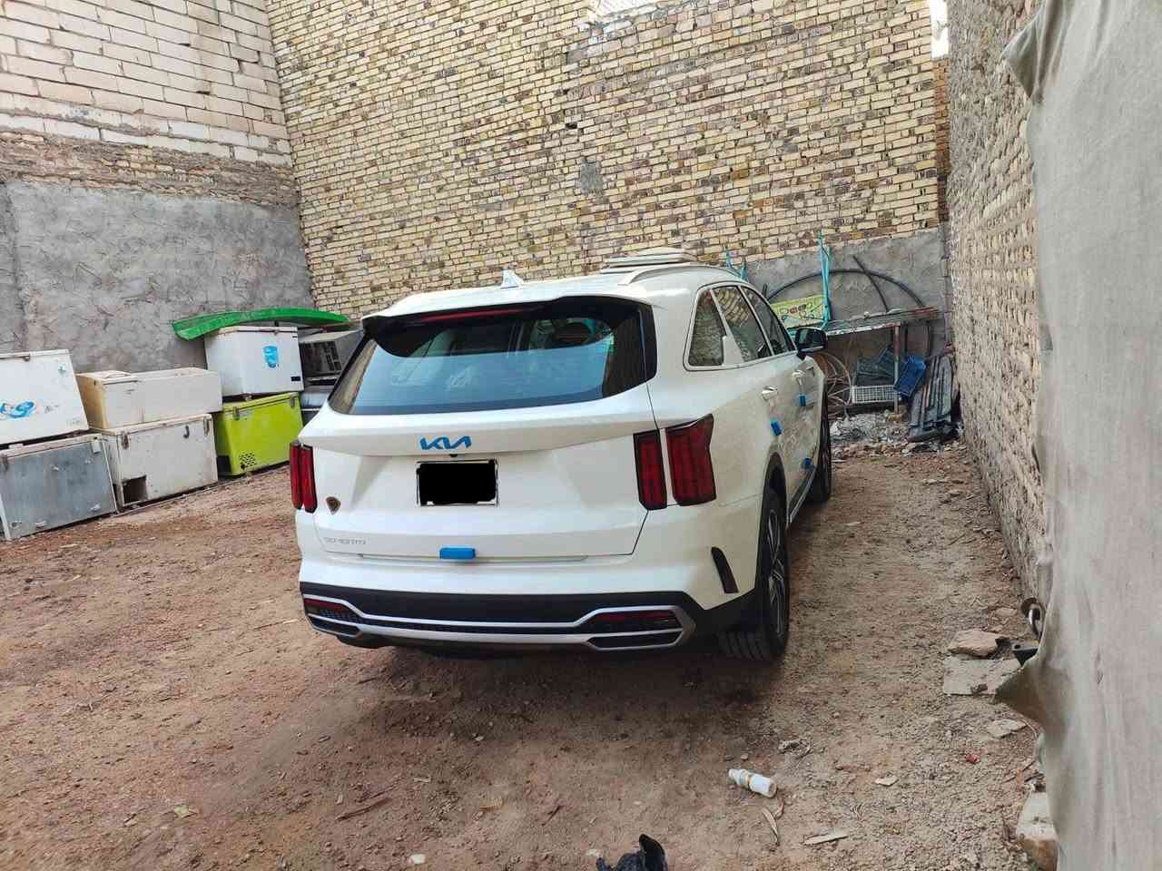 السلام عليكم اخوان
سورينتو 2023
ماشية 16 ألف جديدة السيارة كلش عندي غيرها اطلع بيها حتى بالمطر ما طالعه السيارة 
مكينة 6 سلندر 3.5
مواصفات السورينتو كلها عدا البانوراما والفور ويل 
مكفولة بيها فقط طعجة بالجاملغ صغيرة مصورها وما مصلحها

بعض مواصفاتها المهمه 
﷼  شاشة نڤيكيشن تدعم نظام الخرائط 

﷼ تشغيل الكاميرا الخلفية دون الرجوع على البك.. يعني تمشي على D وتشغل الكاميرا الخلفية 

﷼ الكشنات الامامية كهربائية 
﷼ اربع انظمة القيادة 🚘🚘
﷼شفتات سرعة 
وبعد المواصفات المعروفة للسورينتو 

ملاحظة اخوان. 
السيارة مفروشة جلد بورقة 
ارضيات اصلية بورقة 
جادر جلد مطري تفصال ب55 الف 
يعني جاهزة من كل شي 

السعر 318 مكان السيارة الديوانية 
السيارة باسمي ***********
