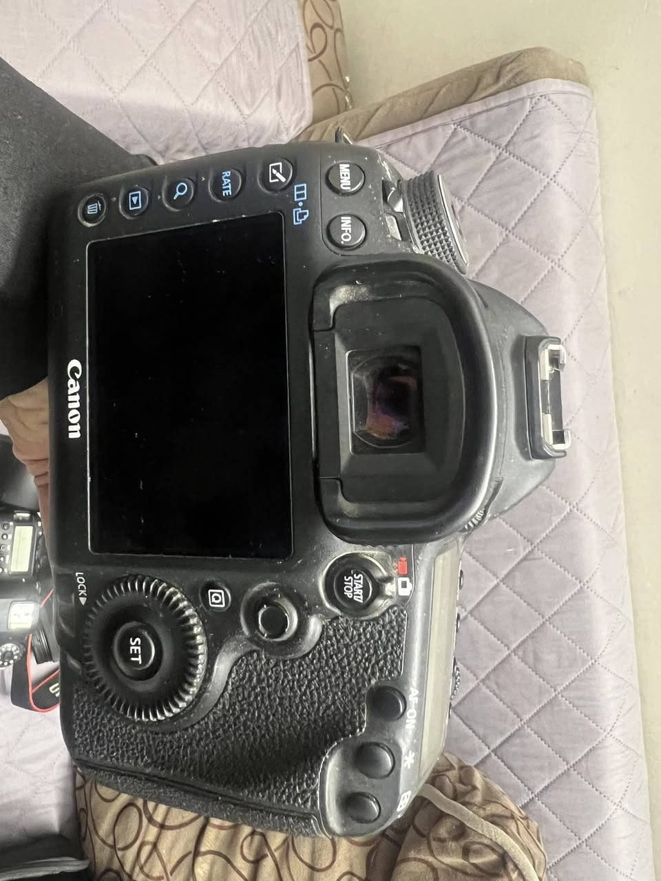 كانون 5d mark3 نظافه 97‎%‎ بدي +عدسه 24.105 وشاحنه واحزام وبطاريات 2 وجنطه السعر خاص او اتصل  *********** بغداد الزعفرانية يوجد توصيل لكل المحافظات
