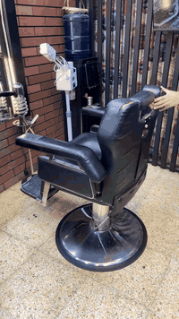 3 كراسي للبيع نضيفات و الجكات نضيفات مابيهن اي نقوصات فقط في كرسين اثر بسيط في الجلد مالته 
سعر الواحد 200 وبيهن مجال 
للأتصال على الرقم ***********
