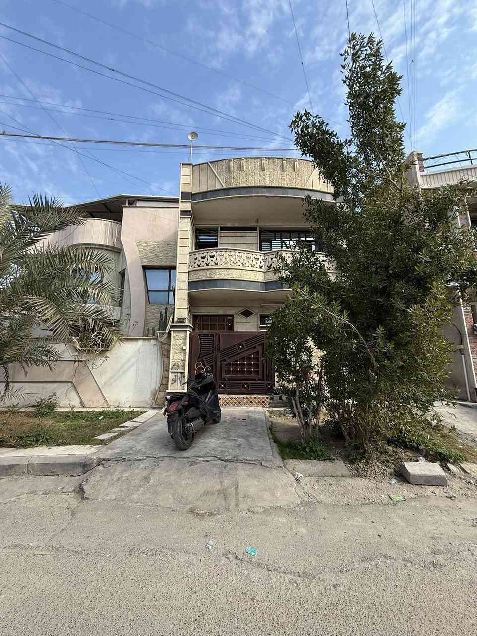 يعلن مكتب اسامه العبيدي للاستثمارات العقارية الاعظمية
عن توفير  { دار للــــــــــــبيـــــــــــــــــع }  
                        ( بناء ديلوكس درجه اولى )
 الموقع مميز ★  

75 م الواجـــــــــــــــهة 5 م  ( ركن قيصريه ) 
يحتوي على ثلاث طوابق 
الطابق الاول : طرمه ▪️وصاله 🔹ومطبخ 🔹منور ▪️وخدمات الطابق الثاني ؛ 2️⃣غرف نوم ▪️وخدمات 
الطابق الثالث ؛ 1️⃣غرفه نوم 🔹بيتونه ▪️سطح 
📍موقع الدار : الأعظمية شارع التربيه قرب مستشفى دجله         ♦ للاستفسار 
يرجى مراسالة الصفحة 
او الاتصال على الرقم 
***********   
◀ مكتب اسامه العبيدي  الاعضمية- شارع الضباط - قرب جامع العساف -مقابل صيدليه زهره الاعظميه 
1. ◀  استثمارات عقارية - بيع وشراء الدور والاراضي السكنية و التجارية 💫💫
