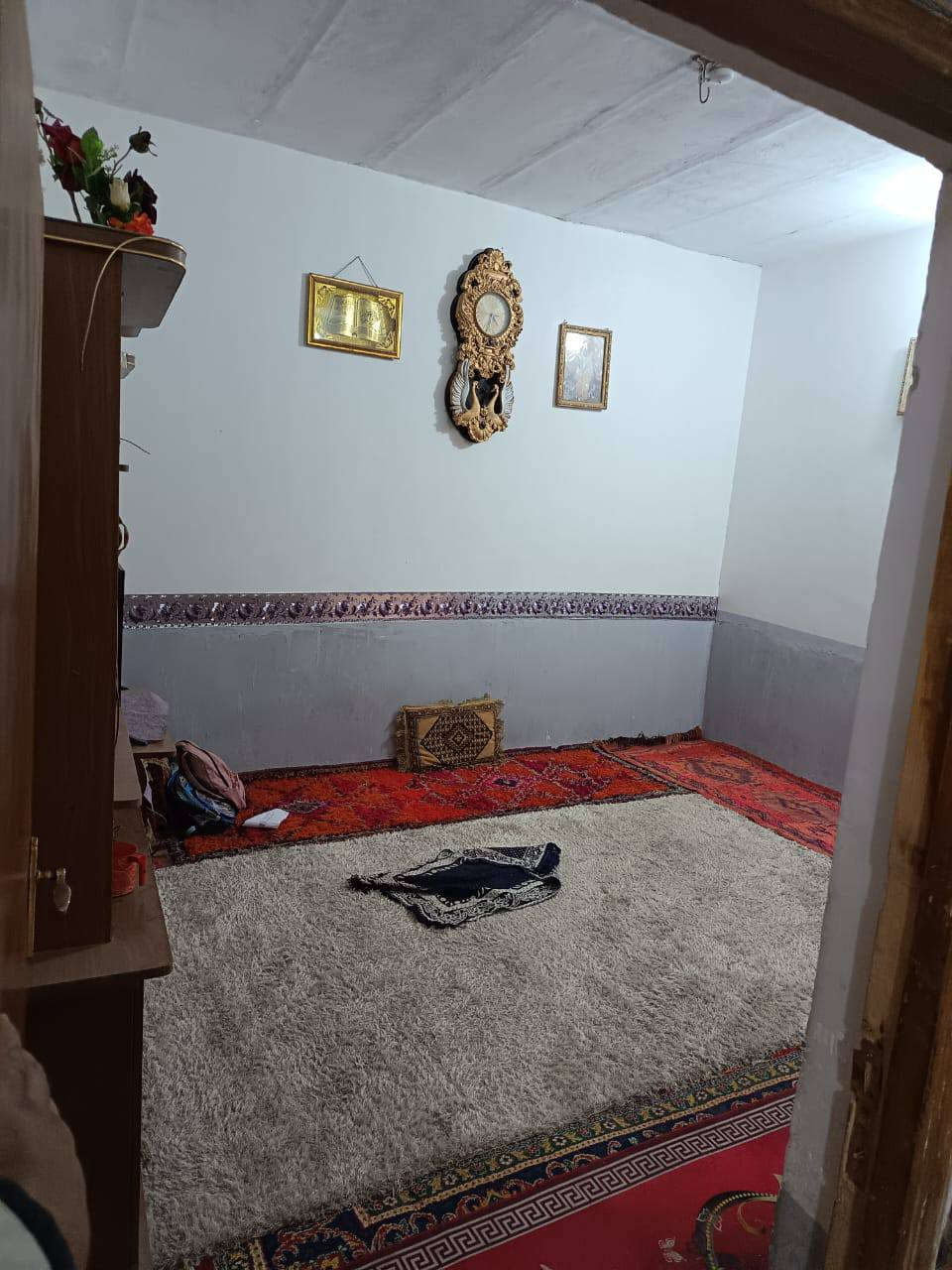 دار للبيع  او مراوس حسب القناعه مساحه 220 متر شارع المطار شارع اسواق فدك قرب مدرسه ذكر الحكيم يحتوي الدار على غرف اثنين استقبال صاله مطبخ صحيات عدد ثلاثه مكاشيف اثنين ساحات اثنين بناء بلوك اساس تجعيب بيت مرتب بناء جديدجديد للاستفسار اتصال***********سعر38
