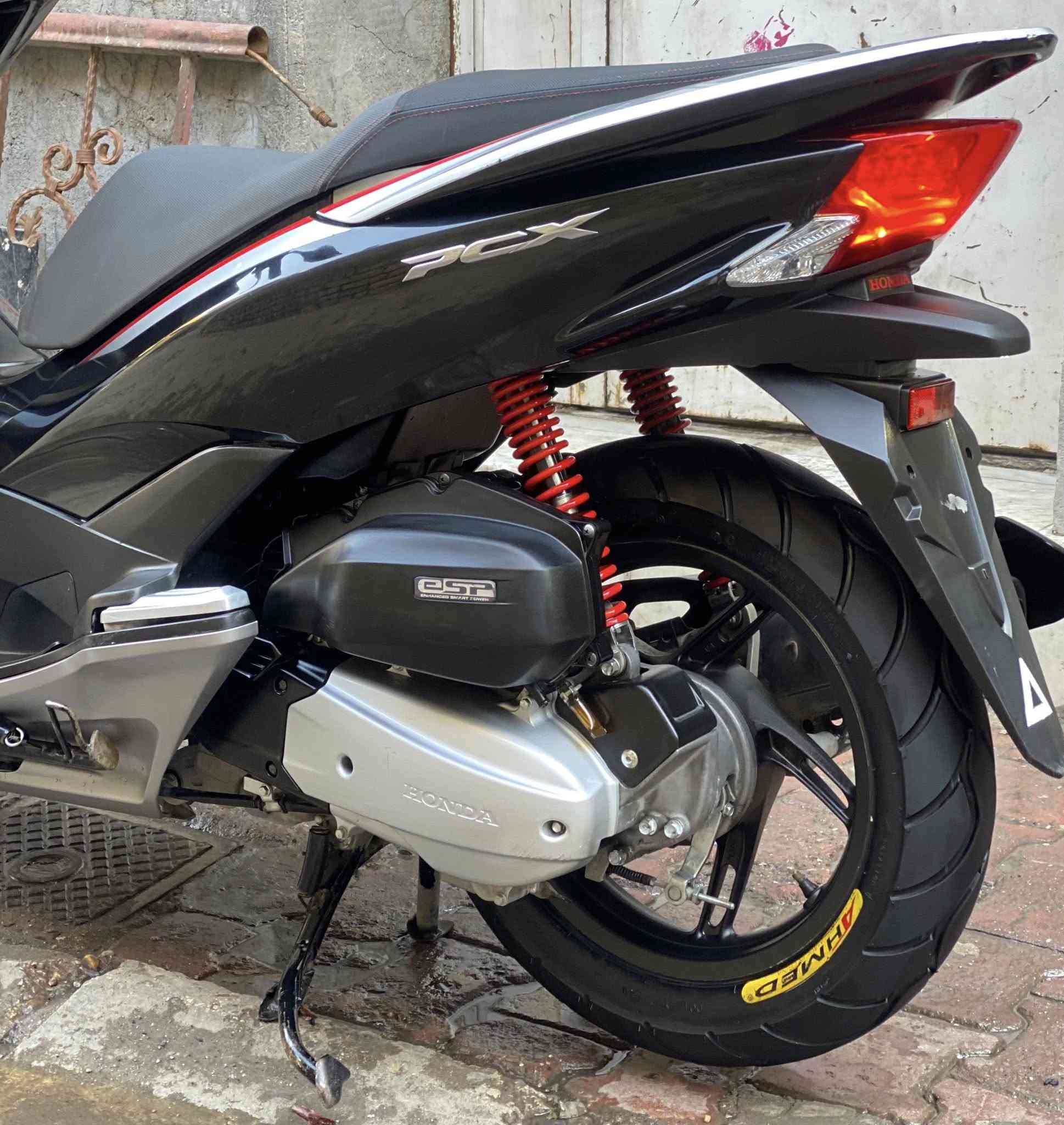 السلام عليكم للبيع
دراجة pcx جيل ثاني ام لد مال مزاد 
رمبة بحالة الوكالة خمسينية 

لون اسود مطعم رصاصي بلاد 
عداد مسافة 23 الف دخلت 14  
حجم المحرك 125cc 
تدفئة باليدات 
تايرات خلفي امامي بخط شركة 
ورقة المزاد وياها مالته 
عده سباين كاملة مكمله 
الدراجة جديدة بمعنى الكلام 
الصور تسولف 
رقم الشاصي JF56 - 1351358 
ياباني اصلي 
كفالة كشر + كهربائيات + كشر 

اي ستفسار متواجد خاص او واتساب 
رقمي *********** 

المكان بغداد النهظة شارع شيخ عمر 
قرب باجة الحاتي
