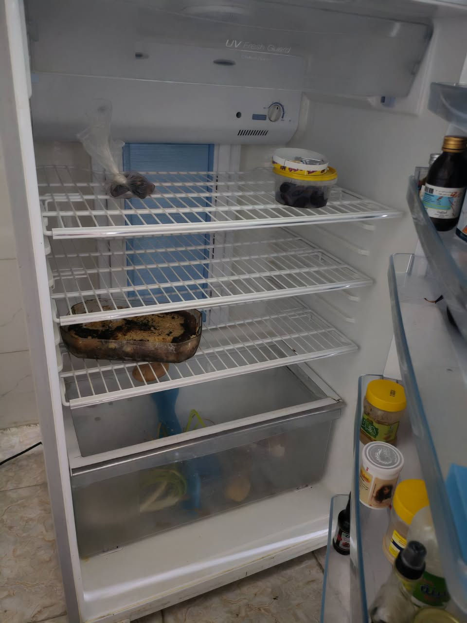 ثلاجة توشيبا شغالة للبيع 100 الف تواصل وتساب ***********
