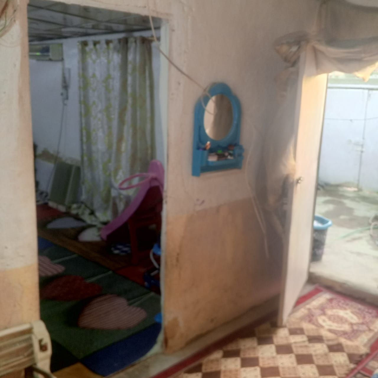 دار للايجار 
بيه غرفتين ومطبخ وحمام سقفه سندويج وبيه غرفة جينكو الشهر ب١٠٠ الف
مكانه خلف الملعب الدولي قريب على شارع السوك شارع٣٠
للتفاصيل الاتصال على الرقم أو المراسلة عالواتساب ***********
