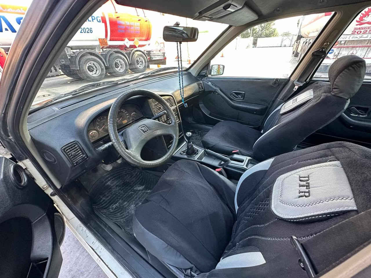 بيجو روى موديل 9 سياره نضيفه ومرتبه 
تبريد شغال منضومه جديده كلها 
تخم تاير جديد 
دوشمه جديده كلها 
كير مكينه اكسل جديد 
جام اربعه شغال 
ويل حجم 
بيها قطعه واحد صبغ.
وهلال مال جاملغ اثنين 
غير هاي مابيها 
مكاني بغداد البياع 
*********** اسياه 
سعر ٣٠
