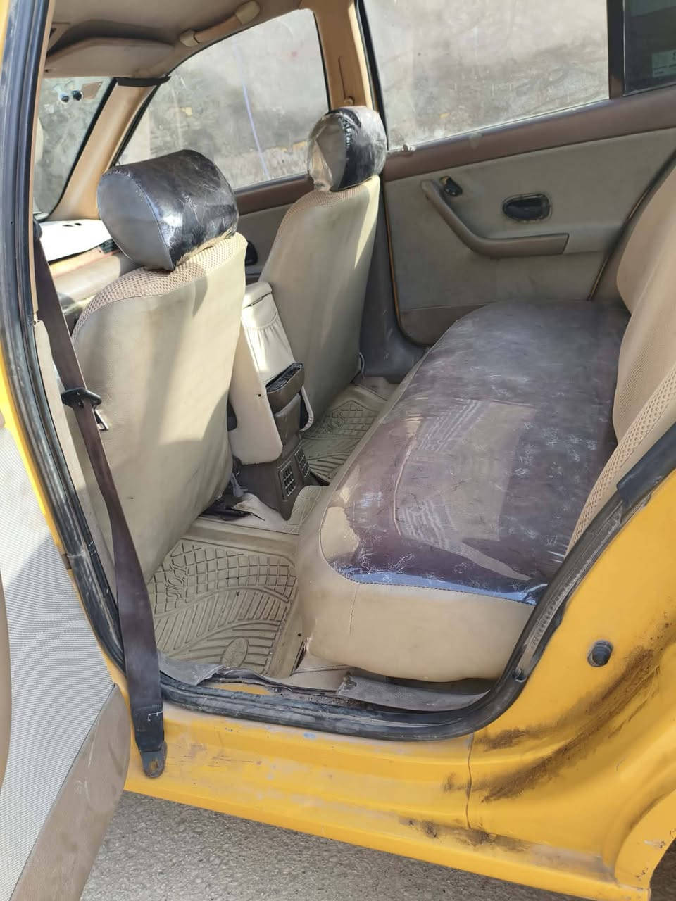 السلام عليكم سياره سمند موديل 2010 مكينه وكير نضيفه بدون تبخير وتنقيص حداديه خير من الله سنويته لل 30
السياره بأسمي ما مطلوبه ولا ربع السياره هستوه مصفره 
 السعر 32 المكان واسط كوت شارع القاضي الرقم /***********
