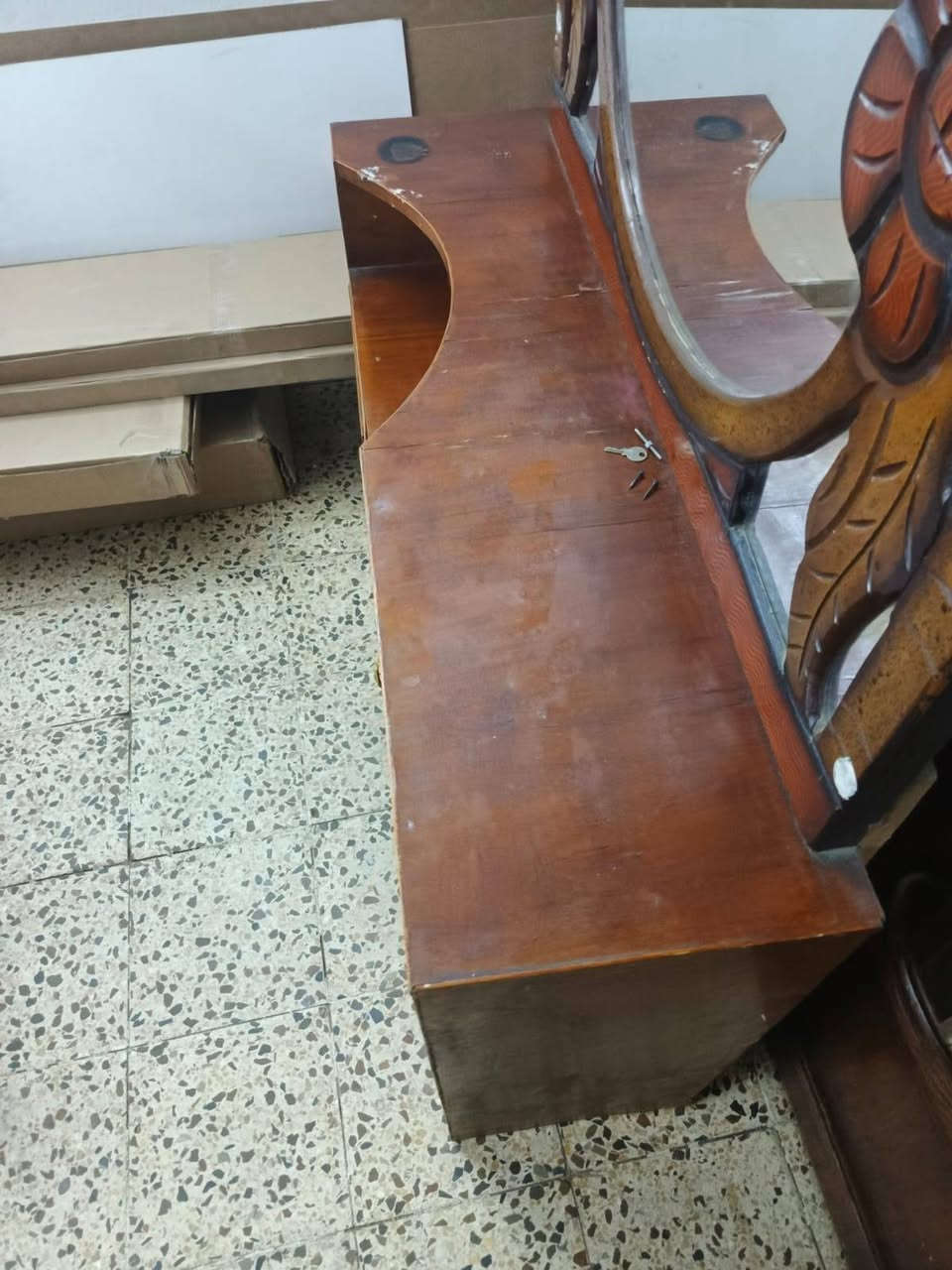 سلام عليكم غرفة نوم يرادلها ترتيب سعرها 250  مكاني بغداد بلديات المعسكر بيها مجال ***********
