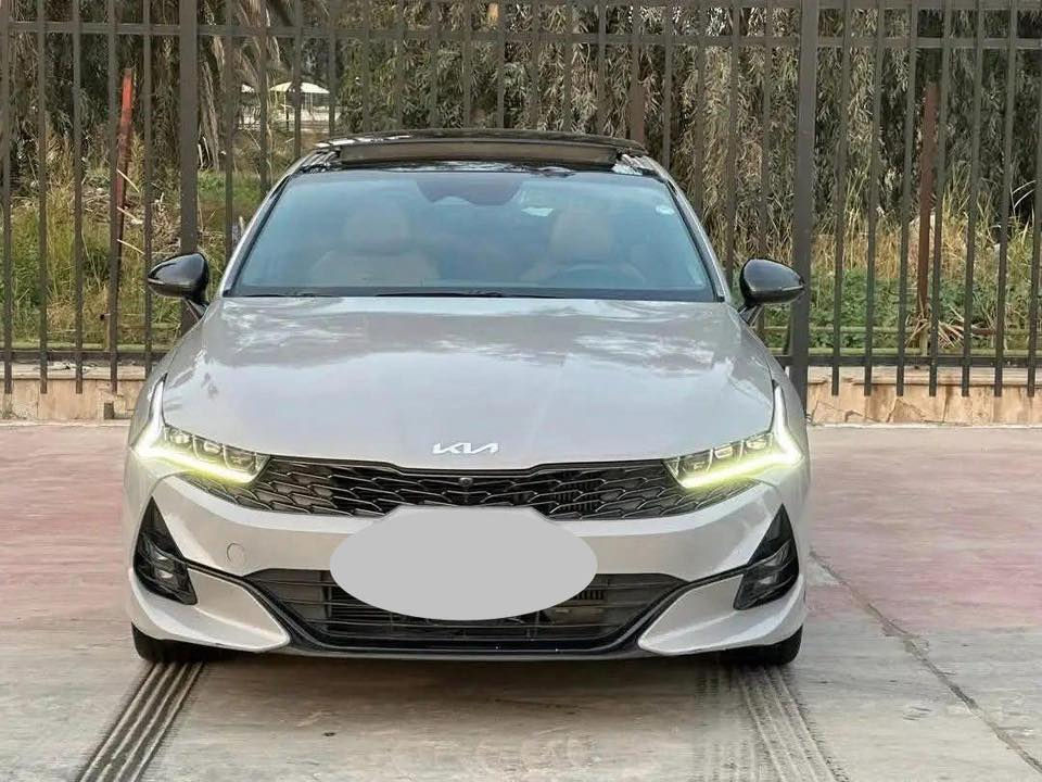 🔥 فرصة قوية – سيارة بسعر كاسر للسوق 🔥
🚗 KIA K5 GT 2500 TURBO – موديل 2022  
أعلى فئة | محرك تيربو قوي

لون أسمنتي مميز يخلي السيارة شكلها رياضي وفخم.

📍 الموقع: كربلاء  
📄 رقم بغداد  
✍️ باسمي هزه  
🪪 سنوية جديدة

⚠️ ملاحظة: السيارة حادث (موضح بالسونار بكل وضوح)

⭐ أبرز المواصفات:
• بصمة أبواب + تشغيل عن بعد  
• شاشة كبيرة + داخلية جلد ملكي  
• رادار أمامي / جانبي / خلفي  
• بريك طوارئ + حساسات خلفية  
• هاند بريك بصمة  
• ميموري كشن  
• تبريد وتدفئة كشنات  
• Auto Hold للتوقف الإلكتروني  
• 4 وضعيات قيادة (Sport / Smart / Eco / Normal)  
• كزوز رياضي بثلاث أصوات  
• سياقة إلكترونية + تحديد مسار  
• مواصفات كثيرة غيرها

💰 السعر: 157 ورقة فقط  وقابل للنقاش
⬇️ يعتبر من أرخص الأسعار بالعراق من الشمال للجنوب  
💬 قابل للنقاش للجادين

📞  للمعاينة أو الاستفسار خاص أو اتصال واتساب
*********** 
***********

🚀 سيارة رياضية + فخمة + سعر فرصة… اللي يعرف سوق الـK5 يعرف قيمته

