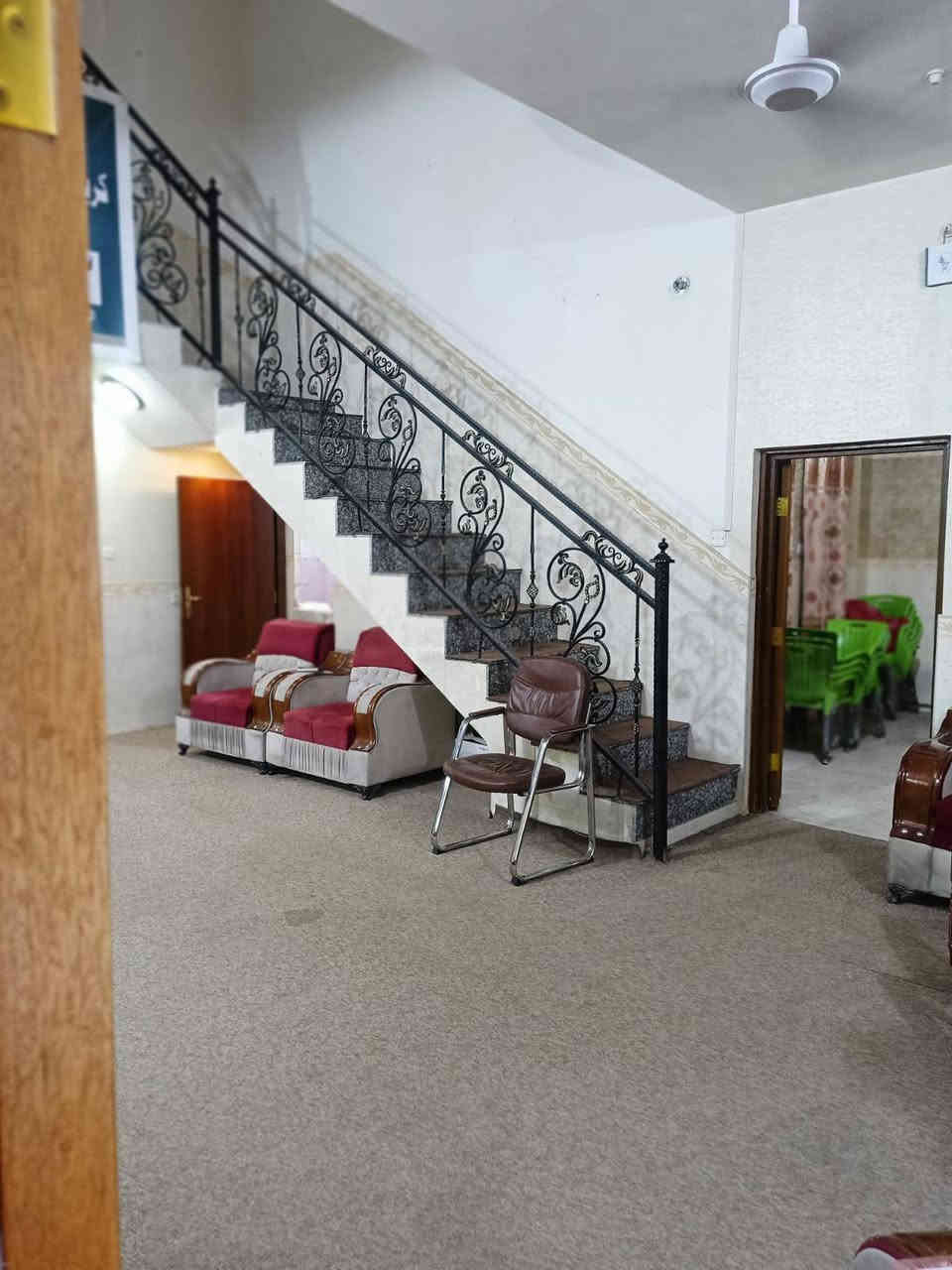 السلام عليكم       
للبيع بيت 300م واجهه 15م نزال 20م شارع 12م على ساحه وحديقه خاصه للبيت البيت طابقين صب كونكريت يحتوي الطابق الاول على غرفتين وصاله كبيره وستقبال ومطبخ وصحيات داخليه وخارجيه الطابق الثاني غرف نوم عدد 4 كبار وصاله كبيره وصحيات البيت اخو الجديد بناء جناي البيت مئجر على مكتب بوارد سنوي 23 مليون يصير 
سكن او يبقه المستئجر على وضعه حسب رغبت المشتري 
تفاصيل اكثر الاتصال على هذا الرقم ***********

موقع البيت النجف الاشرف حي العداله النجف, العراق
