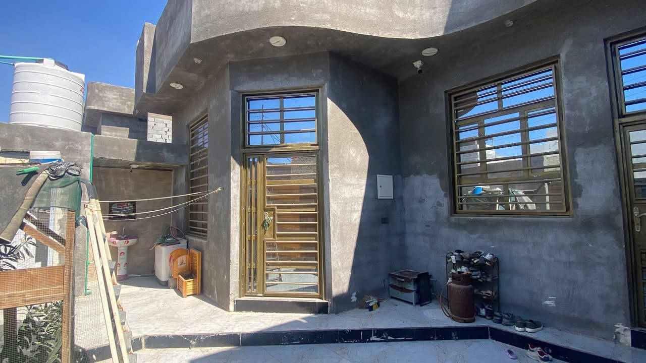 دار للبيع طابو زراعي التنومه كردلان حي الخضراء 153 متر موقع كلش حلو كلشي قريب عليك غرفتين نوم وصالة كبيره حمامين مطبخ ديوانية كراج سياره  شارع 8 متر 
السعر 120 او بي مجال الاستفسار ***********
